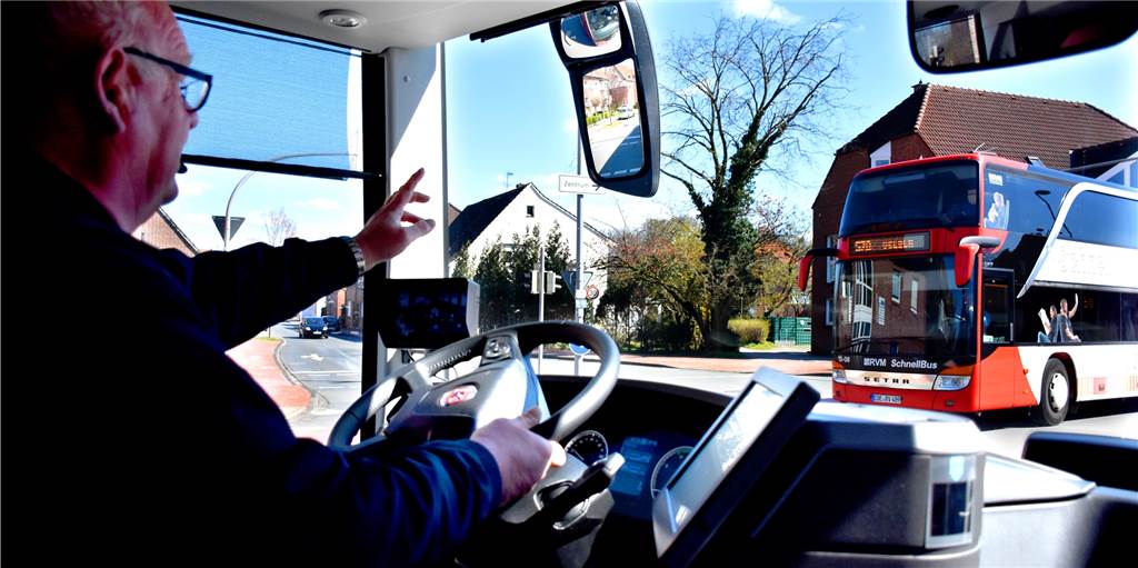 Nahverkehr trotz Coronavirus: Die Busfahrer machen das Beste daraus Doppeldecker-Begegnung in Ahaus: Die RVM setzt auch bei den mageren Fahrgastzahlen im Moment absichtlich die großen Busse ein: So soll der Abstand zwischen den Passagieren gewahrt werden.