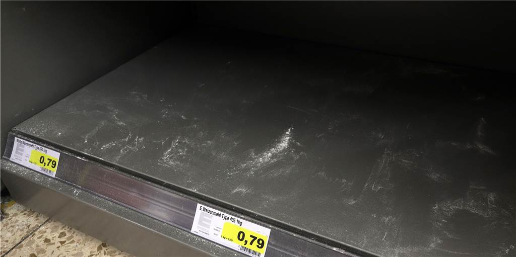 Hamsterkäufe bringen Rewe-Betreiber auf neue Ideen In vielen Supermärkten bleibt am Ende des Tages nur noch Mehlstaub im Regal übrig. (Symbolfoto)