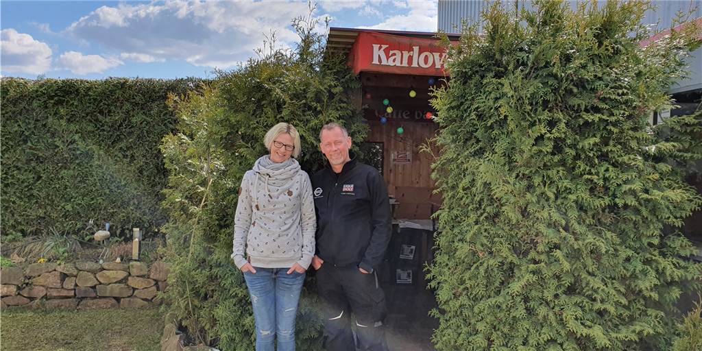 Autohaus Büscher: Betrieb läuft weiter – aber „Hüttli“ bleibt geschlossen Gemeinsam mit Lebensgefährtin Nicole Essenberg freut sich Markus Büscher schon jetzt darauf, wieder Freunde im "Hüttli" begrüßen zu dürfen.