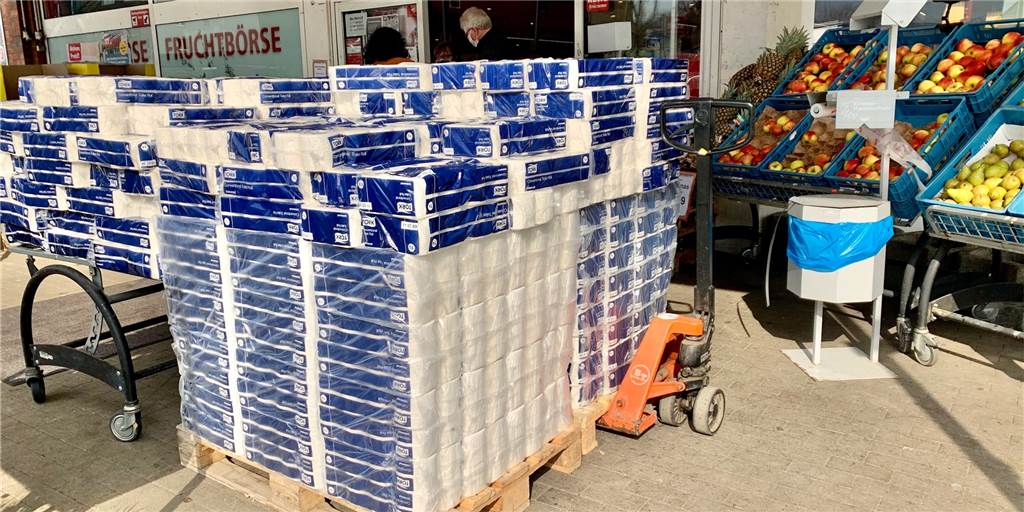 Größter Dortmunder Klopapier-Schatz liegt im Süden der Stadt (mit Video) Vor dem Laden konnten sich die Kunden mit der heißt begehrten Ware eindecken.