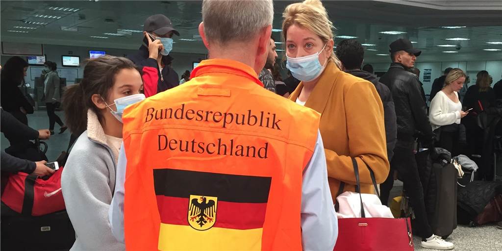 Dortmunderin (61) steckt trotz Rückholaktion weiter in Tunesien fest Ein Mitarbeiter der deutschen Botschaft spricht mit zwei deutschen Urlauberinnen am Flughafen Tunis-Carthage.