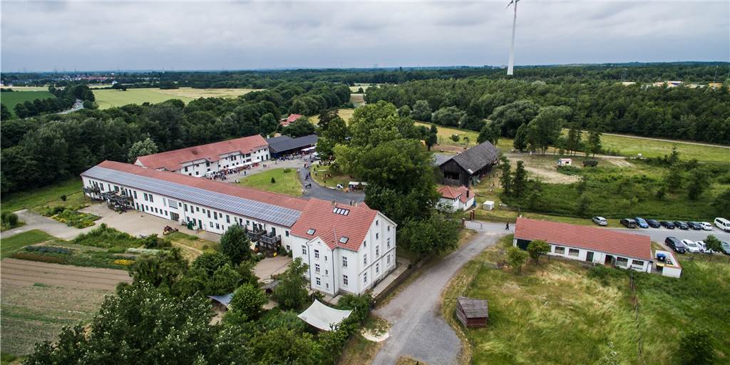 Gut Königsmühle: Isolation soll für behinderte Menschen wie Urlaub sein Gut Königsmühle gehört zu den idyllischsten Orten unserer Stadt. In einem Teil der Gebäude lebt die Wohn- und Lebensgemeinschaft, während der Corona-Krise ohne Außenkontakte.