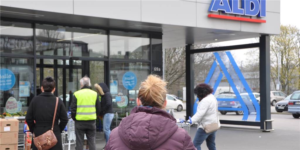 Gemischte Gefühle bei Supermarkt-Kunden über neue „Corona-Maßnahmen“ Alice Cudzilo muss am Donnerstag (2.4.) für ihren wöchentlichen Einkauf wegen der neuen Einkaufswagenpflicht Schlange stehen. Sie findet "die Sicherheit geht vor".