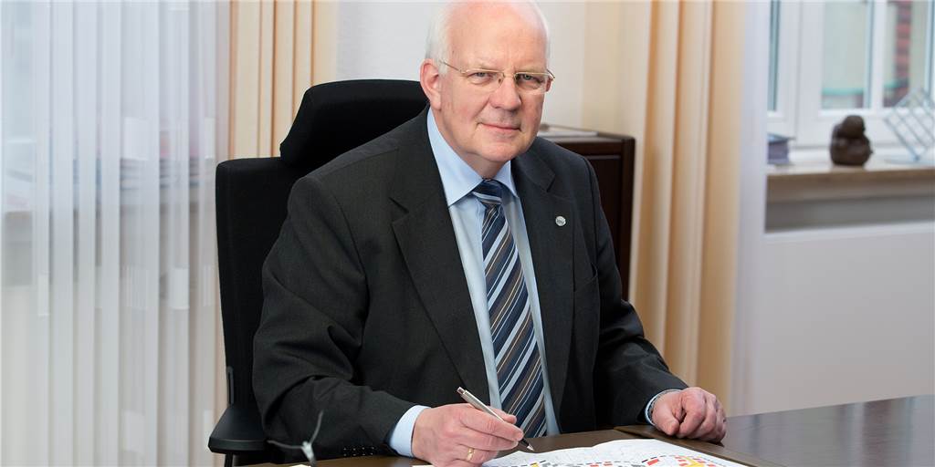 Helmut Könning: Trotz Corona-Krise politisch entscheidungsfähig bleiben Nach zwei Wochen in häuslicher Quarantäne sitzt Bürgermeister Helmut Könning wieder an seinem Schreibtisch im Rathaus.