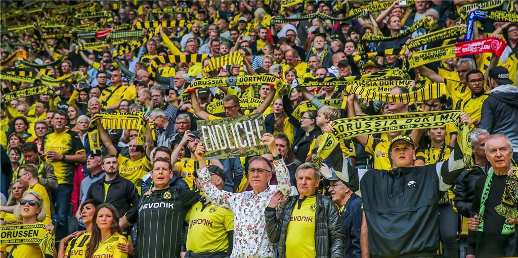 Fußball als soziales Event in Dortmund: „Es herrscht eine große Leere“ Nach der Sommerpause hielt ein BVB-Fan ein Schild mit der Aufschrift „Endlich!“ im Stadion hoch.