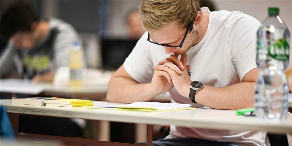 Abitur in Werne unter neuen Voraussetzungen wird eine „Herkules-Aufgabe“ Die Abiturprüfungen finden drei Wochen später als gedacht statt. Das stellt vor allem die Lehrer vor große Herausforderungen. Für die Abiturienten könnte das bedeuten, dass sie außerplanmäßig Unterricht haben könnten.