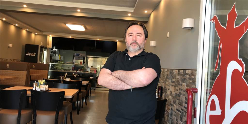 Efe Grill beantragt staatliche Hilfe: „Meine Existenz steht auf der Kippe“ Inhaber Yusuf Akkaya (46) hat seinen Efe-Grill kostspielig aufgemöbelt. Doch aufgrund der Corona-Krise darf er niemanden in den Laden hereinlassen.