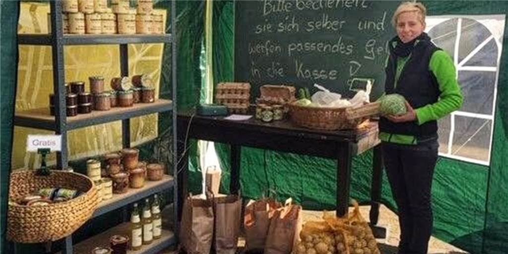 „Bitte bedienen Sie sich selbst und werfen passendes Geld in die Kasse“, steht auf einer Tafel in dem Pavillon von Silvia Lüning in Lanstrop.