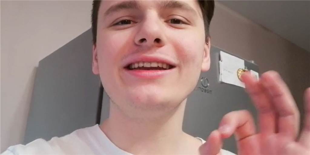 Videoblog Tag 2: Sandro Brehorsts (21) neue Chance Moskau zu verlassen Sandro Brehorst aus Werne erklärt im Video, wie er und seine Freundin Natalie sich die Zeit bis zu seiner Ausreise aus Moskau vertreiben.