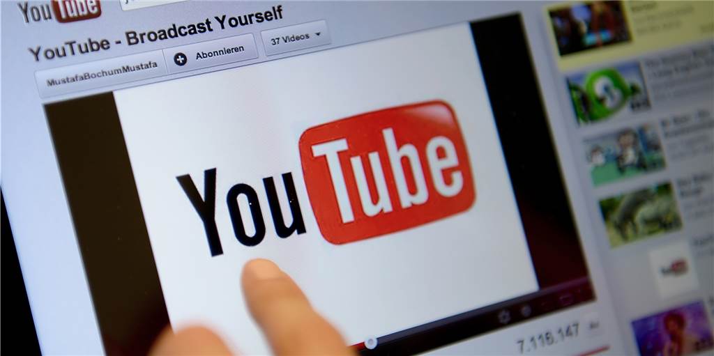 Dortmunder Fußballer will mit seinen YouTube-Videos Menschen helfen Auf YouTube tummeln sich viele verschiedene Videos. Auch ein Dortmunder Fußballer hat seinen eigenen Kanal, auf dem er regelmäßig neues Beiträge hochlädt.
