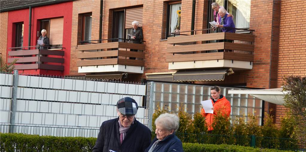 Nachbarn „treffen“ sich zum Gemeinschaftssingen auf ihren Balkonen (mit Video) Auf den Balkonen, im Garten und auf der Straße singen die Nachbarn der Stilkingwegs und der Richterstraße gegen die Corona-Isolation.
