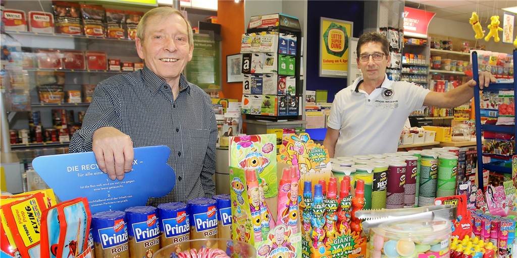 Nach 15 Jahren übergibt Dietmar Taube (l.) seinen Kiosk an Konrad Hüttemann.