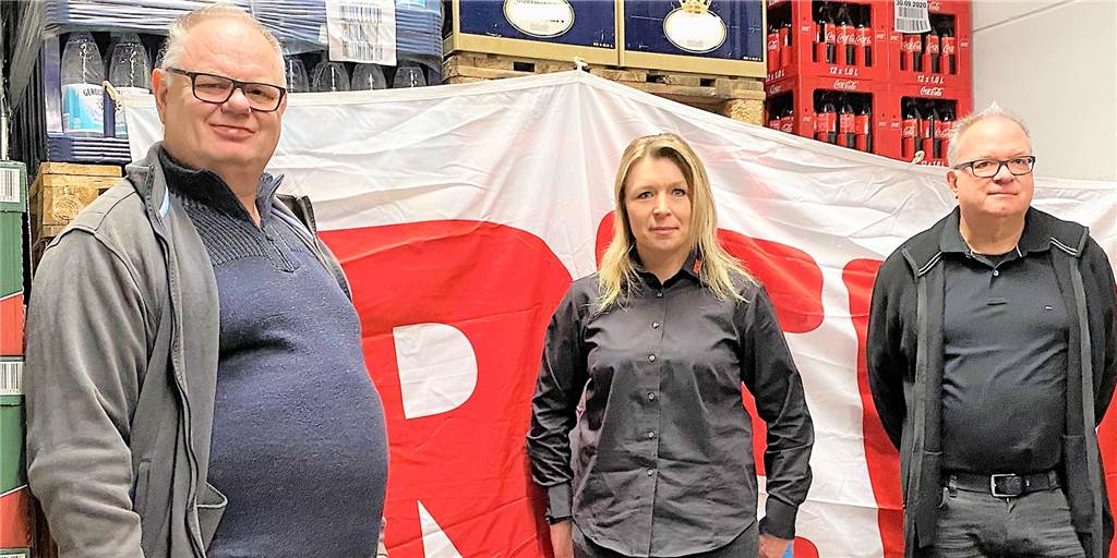 Corona-Krise: Nachbarschaftshilfe verschenkt Rewe-Gutscheine Unternehmer Jürgen Schulz (r. ) bei der Spendenübergabe im Rewe-Supermarkt Nolte mit Katharina Nolte (Geschäftsinhaberin) und dem Organisator der Nachbarschaftshilfe Axel Wolff.
