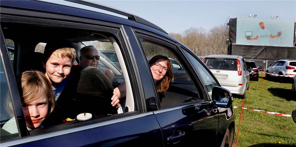 Gespannt aufs Autokino: Sarah, Simon, Daniel und Anja Wortmann.