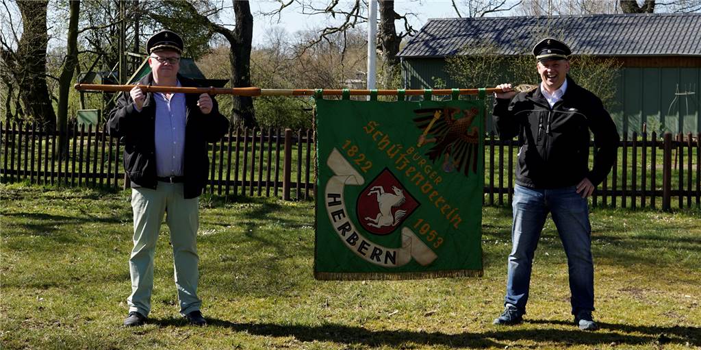 Herberner Schützen haben ihre seit fünf Jahren verschollene Fahne wieder Johannes Schlüter und Karsten Nägeler sind hocherfreut, die Fahne wieder in Händen halten zu können.