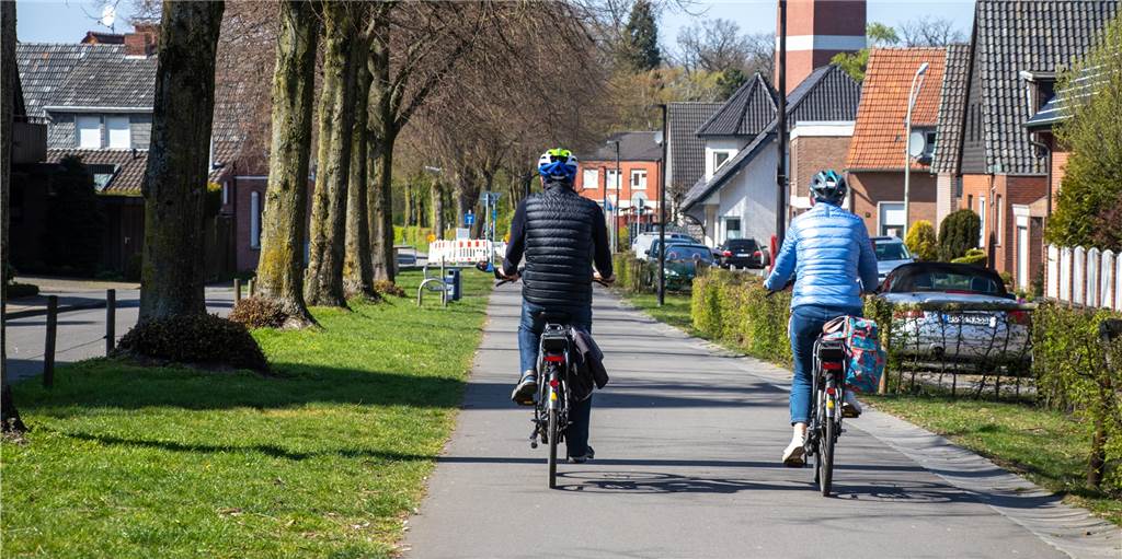 Fahrradfahren in der Corona-Krise: Was erlaubt ist und was nicht Zu Zweit ist das Fahrradfahren auch während der Corona-Pandemie erlaubt. Kritisch wird es erst, wenn mehr Personen gemeinsam eine Fahrradtour unternehmen.