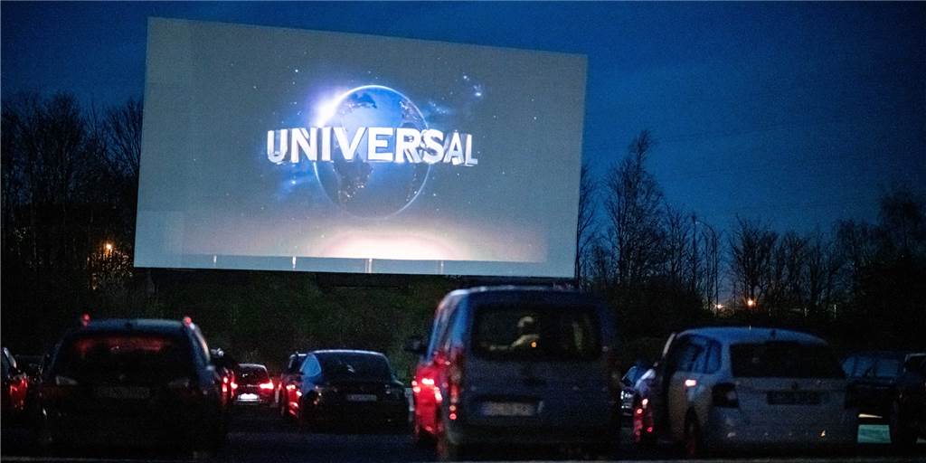 Corona-Krise: Cinetech-Chef Dominik Paffrath plant Autokino in Ahaus In Essen gibt es eines der größten und ältesten Autokinos in Deutschland. In Ahaus will Cinetech-Betreiber Dominik Paffrath ein Autokino auf die Beine stellen. In Coesfeld geht an Karfreitag mit Unterstützung des Cinema Ahaus ein Autokino an der Disco Fabrik an den Start.