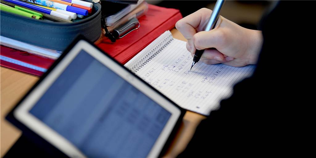 Zeit drängt: Olfener Politik entscheidet über Systemwechsel an Schulen Olfen will sich auf den Weg machen und Grund- sowie Gesamtschule auf Tablets umstellen. Allerdings steht die Entscheidung der Politik noch aus.