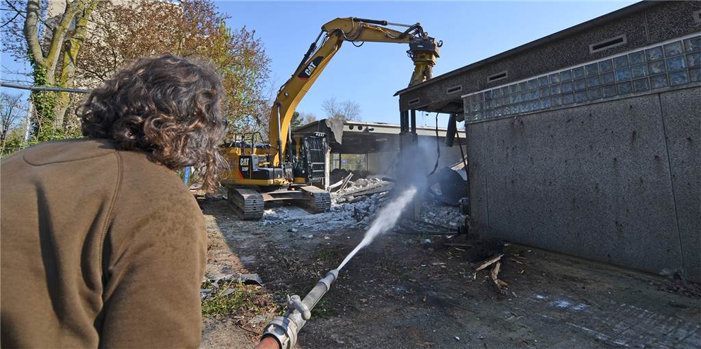Schlecker-Ruine am Bärenplatz: Der Abrissbagger rollt (mit Video) Seit Mittwoch zerlegt ein Bagger die Ruine des ehemaligen Schlecker-Markts am Deininghauser Bärenplatz.
