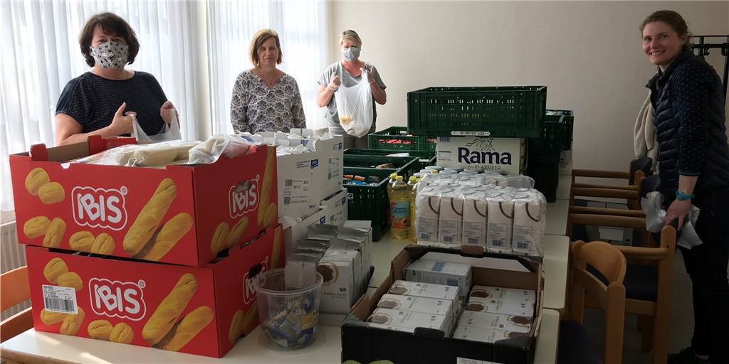 Spendenzaun hilft Bedürftigen in der Corona-Krise Die Mitarbeiterinnen des Frauenzentrums in Huckarde packen die Tüten für den Spendenzaun.