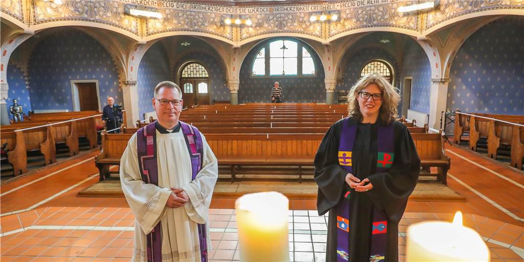 Oster-Gottesdienste und mehr: Dortmunds Kirchen mit breitem Online-Angebot Gottesdienste in Kirchen wird es 2020 zu Ostern nicht geben. Pfarrerin Kerstin Schiffner und Pastor Michael Ortwald bieten einen ökumenischen Online-Gottesdienst an.