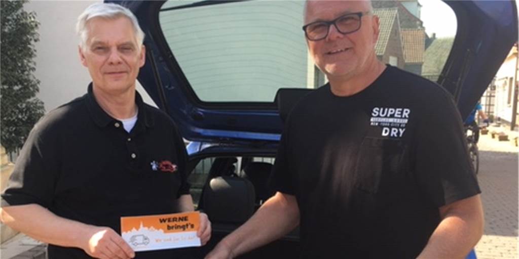 Klimecki liefert Mittagsmenüs frei Haus, viele Ehrenamtler helfen mit Mittagsmenü bis vor die Haustür: Karl-Heinz Klimecki (l.) übergibt die Speisen an Heiko Taubner, der ehrenamtlich die Speisen von Klimecki ausliefert. Taubner ist einer von vielen ehrenamtlichen Mitstreitern der Gruppe „Alle gemeinsam, keiner einsam“, die sich auch in der Corona-Krise stark in Werne engagiert.