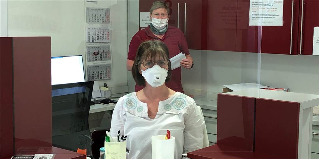 Physiotherapie-Praxen gehen wegen des Coronavirus‘ am Stock Bettina Kaczmarek und Claudia Krumhus im Eingangsbereich der Praxis.