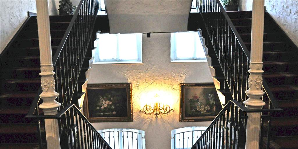 Bilder, Leuchter und knarzende Treppen: So herrschaftlich ist es im Schloss Schwansbell Herrschaftlich sieht es im Schloss Schwansbell aus. Ein Blick in das Treppenhaus.