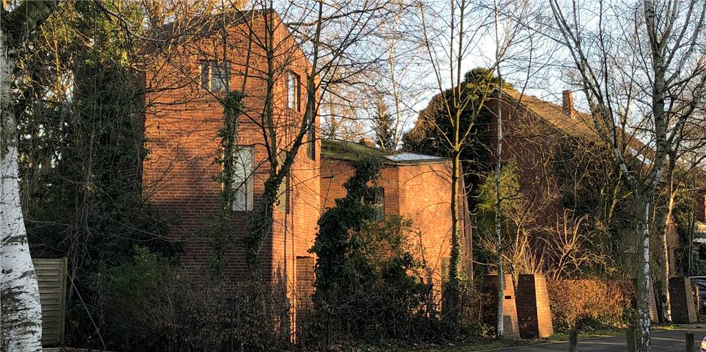 Haus an der Ernst-Becker-Straße sieht aus wie eine Burg: Wohnen unter alten Bäumen