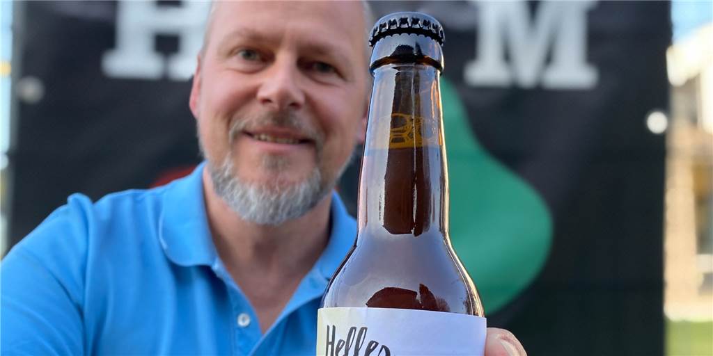 „Helles Köppken“ von den „Bassbrauern“: Trinken für den guten Zweck Mario Dönnebrink präsentiert die neue Kreation der "H&M Bassbrauer": "Helles Köppken". Verkauft wir das Bier ab Mai für einen guten Zweck. Der Erlös ist zu 100 Prozent für Familien in Not bestimmt.