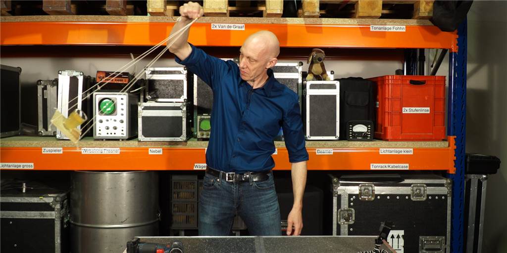 Die „Physikanten“ zeigen: Volles Glas umher wirbeln (mit Video) Die „Physikanten“ aus Dortmund zeigen Wissenschaftstricks zum Nachmachen: hier schwenken sie ein volles Glas, ohne dabei etwas zu verschütten.