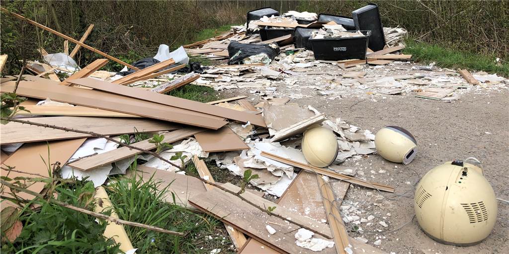 Unbekannte machen aus Spazierweg im Grutholz eine wilde Müllkippe Unbekannte machen aus Spazierweg im Grutholz eine wilde Müllkippe