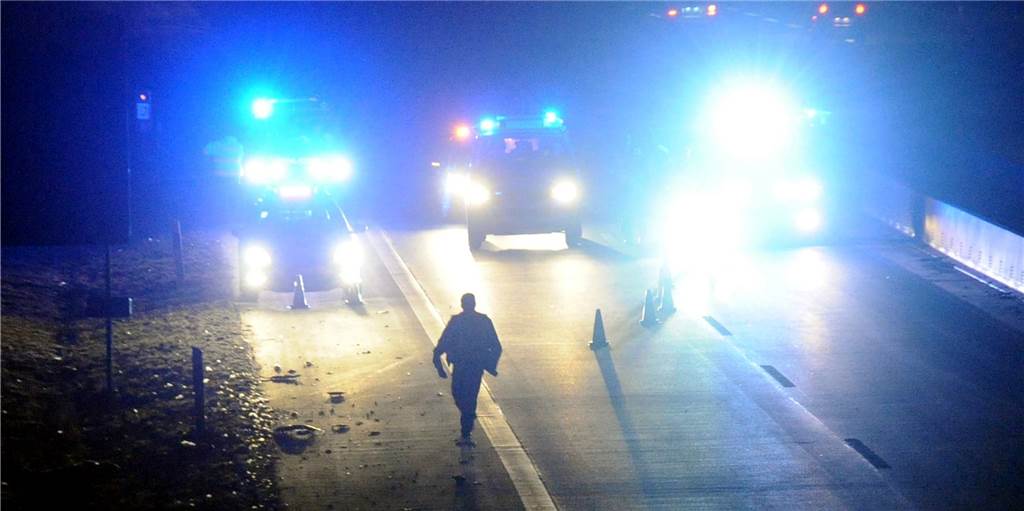 Schwerer Unfall: Und wieder kracht ein Sattelzug auf der A 31 in die Mittelschutzplanke Autobahnsperrung durch die Polizei (Symbolbild).