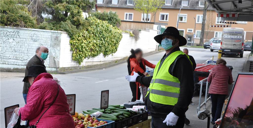 Rewe-Türsteher möchte seinen Kunden einfach „Danke!“ sagen Thorsten R. ist seit Montag Türsteher bei der Rewe Filiale in Dortmund-Dorstfeld. Der "Türsteher mit dem Cowboyhut" ist den Kunden sehr dankbar für ihr verständnisvolles und freundliches Verhalten.