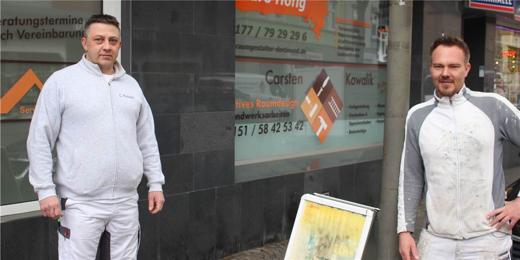 Geschäftseröffnung ist ein Zeichen der Hoffnung in der Corona-Krise Carsten Kowalik und Sandro Höfig vor einem ihrer neun Schaufenster in Kirchlinde.