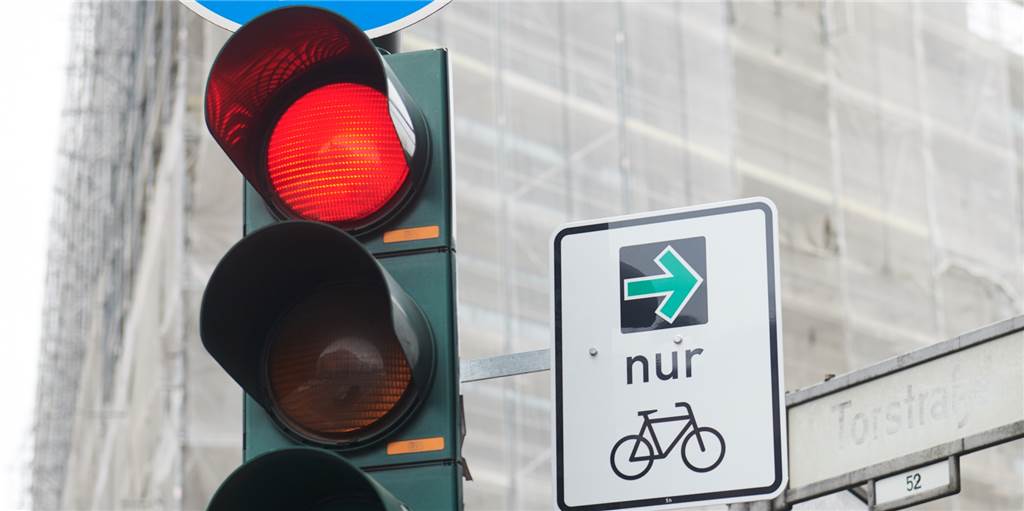 Neue Straßenverkehrsordnung soll Radfahrer besser vor Autos schützen In Berlin wurden bereits im April 2019 neue Grünpfeil-Schilder für Radfahrer aufgehängt. Solche Schilder sollen bald bundesweit eingeführt werden.