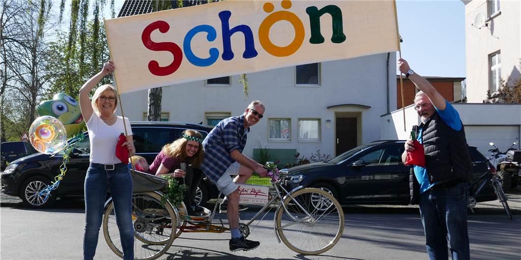 Dortmunderin mit Rikscha überrascht – schöner Geburtstag trotz Corona Auf ihrer Rikschafahrt durch Dortmund-Körne wurde Geburtstagskind Stephanie Beckmann (2.v.l.) von den Gratulanten paarweise beglückwünscht.