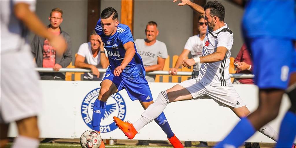 Dreikampf um den Titel in der A-Liga: Topteams bringen ein Abschluss-Szenario ins Spiel Das Team von Blau-Weiß Huckarde (blaue Trikots) führt momentan die Kreisliga A1 an.