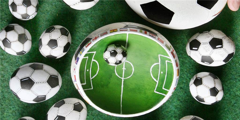 Wird auf Amateurplätzen schon bald wieder gekickt? Ach, du dickes Ei! Wird auf Amateurplätzen schon bald wieder gekickt? Ach, du dickes Ei!