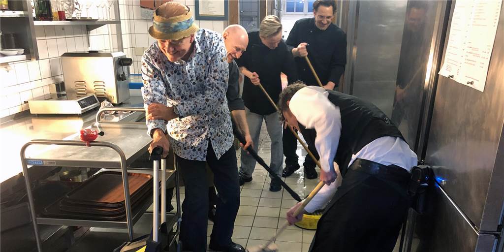 Ziel ist das Überleben: Das Nordkirchener Schlossrestaurant und Corona Bevor das Schlossrestaurant geschlossen hat wegen der Corona-Krise, hat das Team die Küche noch mal ordentlich gereinigt.