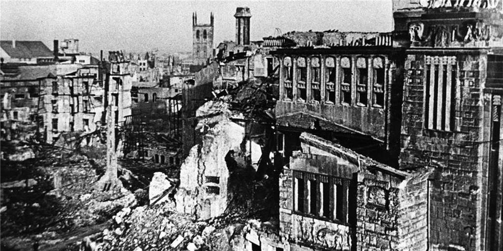 Trümmerwüste Dortmund: Karte zeigt, wie stark die Stadt 1945 zerstört war Ein Blick über das vollkommen zerstörte alte Stadttheater am Wall in die Innenstadt. Im Hintergrund: Die Petrikirche ohne Kirchturmspitze.
