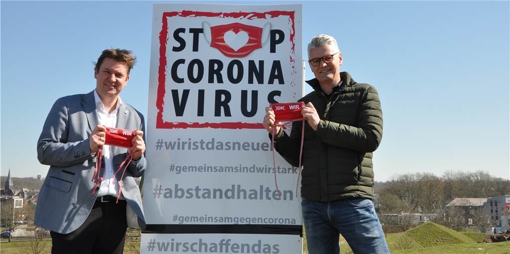 2000 Euro für das Frauenhaus dank der markanten roten Gesichtsmasken Dr. Christian Kühne hat mit den Lions die Aktion „Wir ist das neue ich“ ins Leben gerufen. 3000 Euro aus dem Masken-Verkauf überreichte er jetzt mit Volksbank-Chef Markus Göke und Lions-Präsident Peter Hof zum Berge an Katrin Lasser-Moryson.