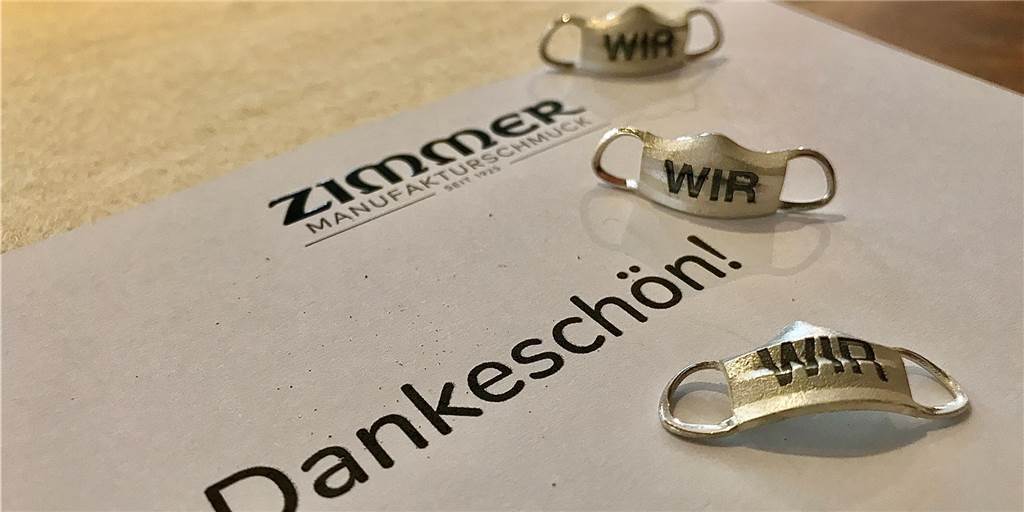 Mini-Mundschutz aus Sterling-Silber wird für den guten Zweck verkauft Einen Mundschutz-Pin aus Stirling-Silber bietet Juwelier Max Zimmer ab sofort für den guten Zweck an.