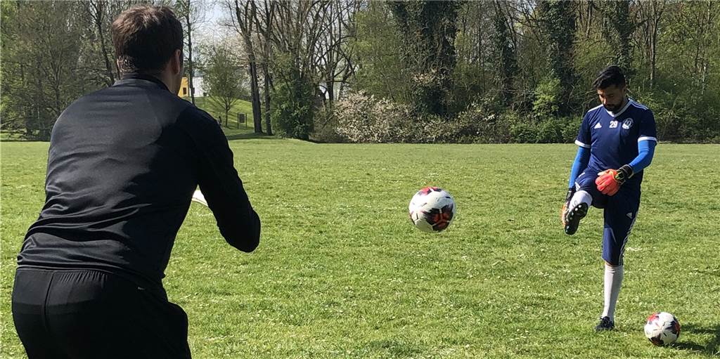 Corona vereint zwei der besten Dortmunder Keeper - die helfen sich nun Zwei Dortmunder Torhüter haben im Dortmunder Tremoniapark gemeinsam trainiert.