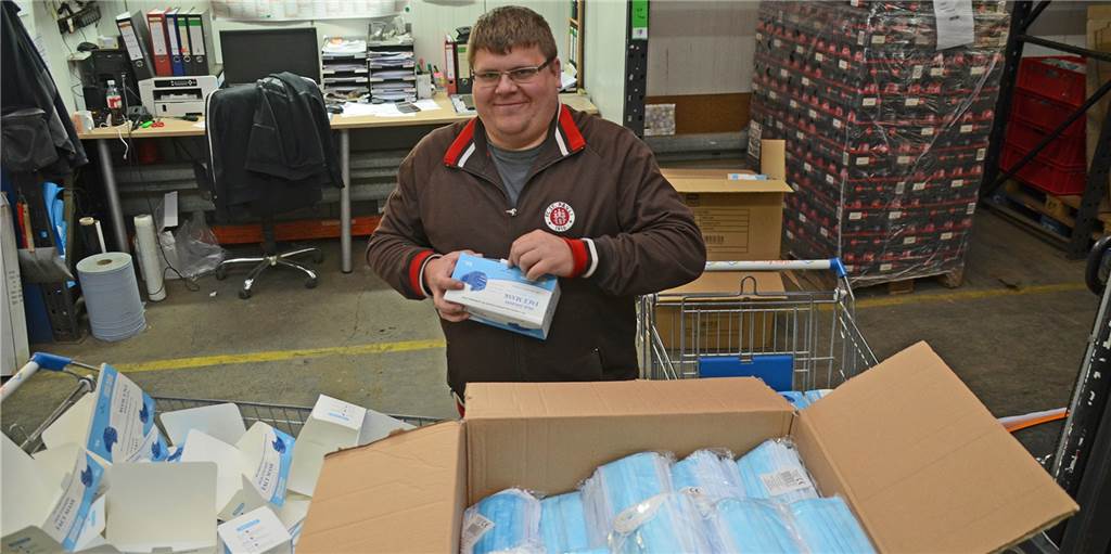 Vom Lagerverkauf zum Online-Shop: Millionen Masken gehen über die Rampe FFP2- und OP-Masken gehen in siebenstelliger Stückzahl in Scheidings Lagerverkauf über die Rampe. Mitarbeiter verpacken sie für die Auslieferung.