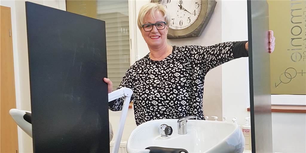 Friseursalon Haarmonie ist gewappnet für die Wiedereröffnung Saloninhaberin Beate Winkelhaus hat mit Trennwänden dafür gesorgt, dass die Kunden auch an den Waschbecken geschützt sind.