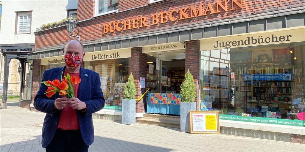 Nach turbulenten Wochen: So geht es bei Bücher Beckmann Montag weiter Hubertus Waterhues ist froh, dass er seine Buchhandlung am Montag wieder öffnen darf - wenn auch unter eingeschränkten Bedingungen.