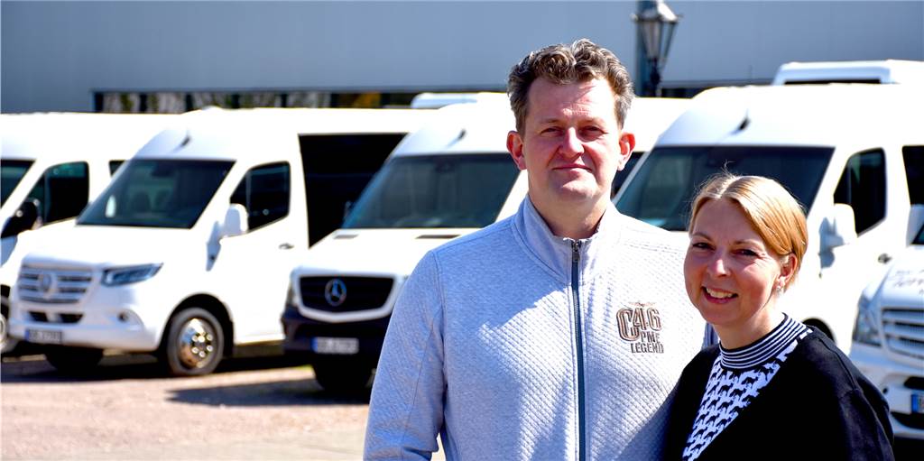 Coronavirus: Taxiunternehmen Terhörne steht fast komplett still Nicole und Helmut Terhörne haben die meisten Fahrzeuge ihrer Flotte erst einmal abgemeldet. So gut es geht versuchen sie sich im Moment über Wasser zu halten. Die Coronakrise hat das Familienunternehmen gleich doppelt getroffen.