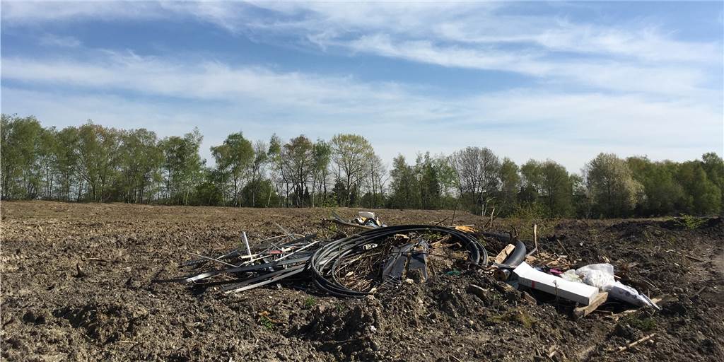 Wohnhaus und Parkplätze für Fitness-Club auf der Halde der Zeche Crone Die Halde der Zeche Crone in Dortmund ist großteils gerodet und geebnet, der Müll wurde zusammengetragen.