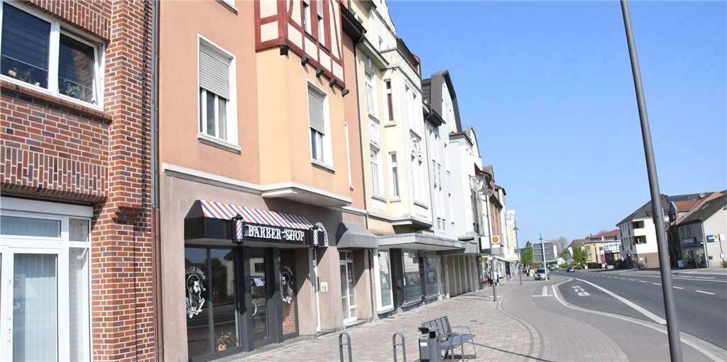 Noch ist die Kreisstraße leer. Ab Montag dürfen einige Geschäfte im Zentrum und in der Altstadt wieder öffnen.